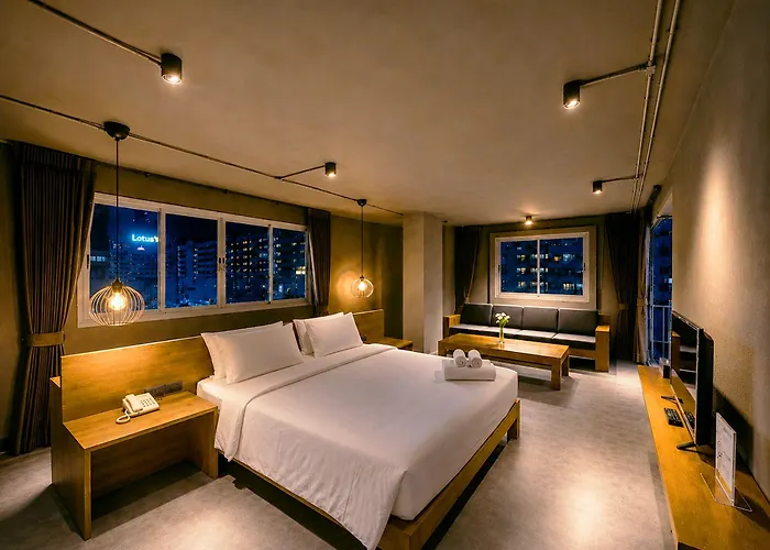 فندق Centric Place 3*